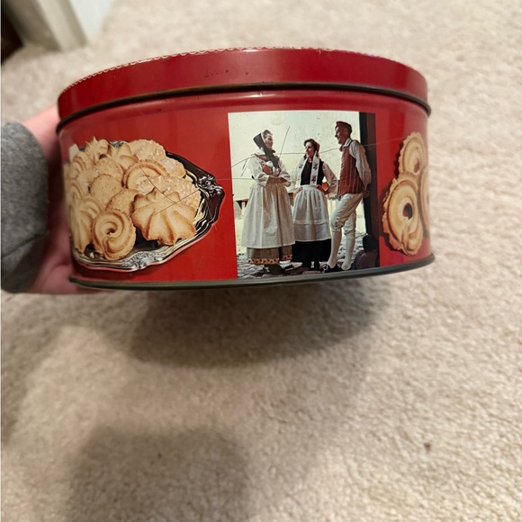 2 vintage tins, vintage sewing patterns, and misc sewing supplies - Picture 6 of 9